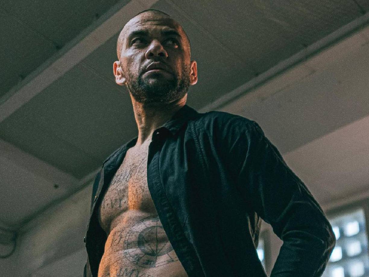 El pasado mes de abril, cuando ya se conocían los resultados de las pruebas biológicas que hallaron restos de semen de Alves en las partes íntimas de la víctima, el futbolista volvió a declarar ante la instructora a petición propia.