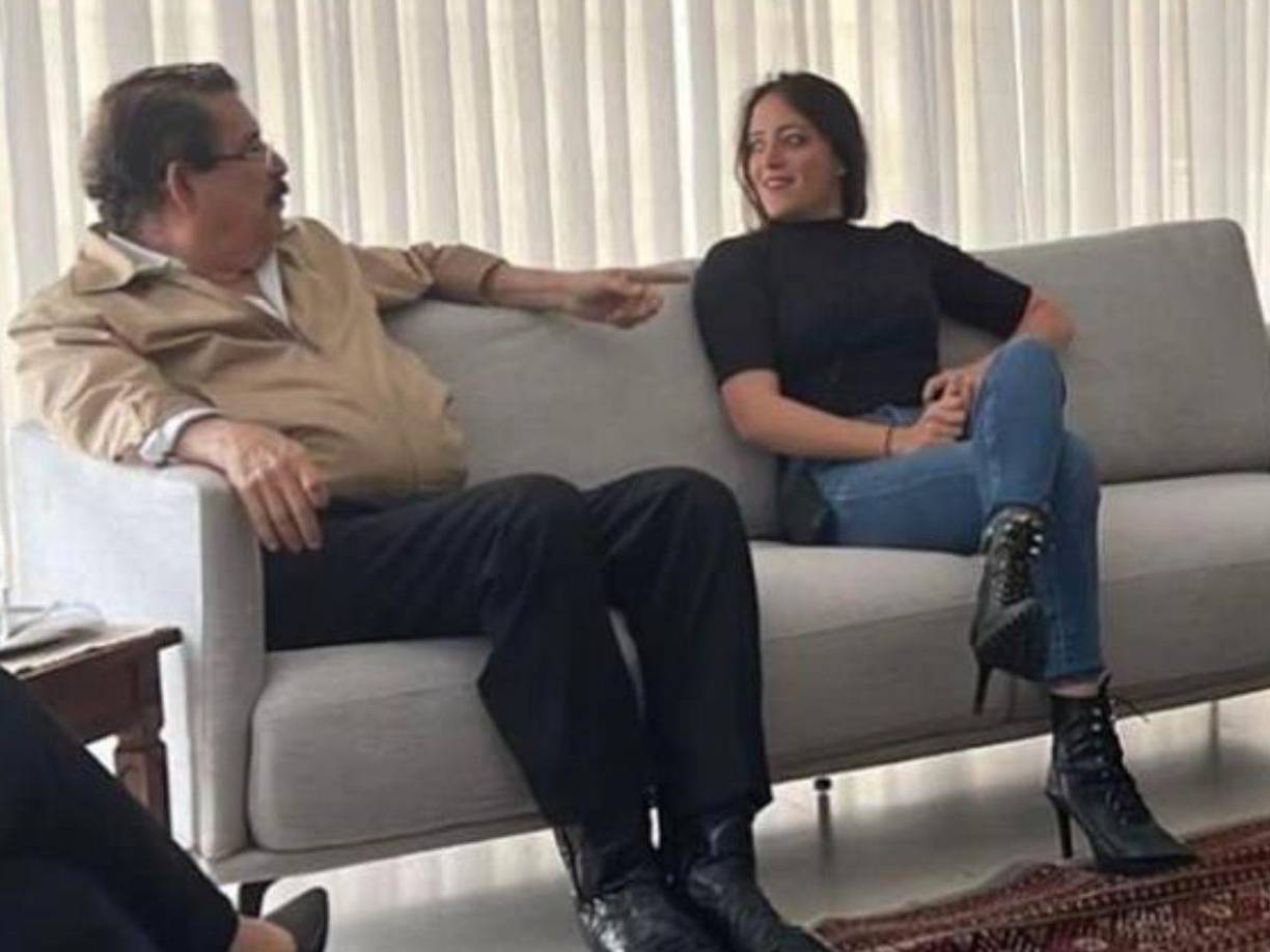 Aquí luce más relajada con unos botines de tacón, un jean azul y una camisa cuello de tortuga color negro. 