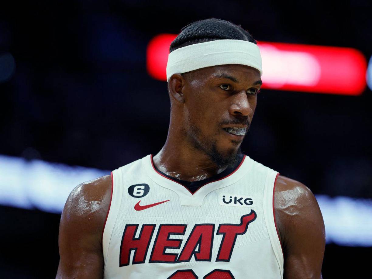 Mientras que a la par comenzaron los fuertes rumores de que la colombiana estaría muy a gusto saliendo en más de una ocasión con el jugador de baloncesto de quien aseguran que estaría hasta “muy enamorada”. Así lo reseñó el portal US Weekly.