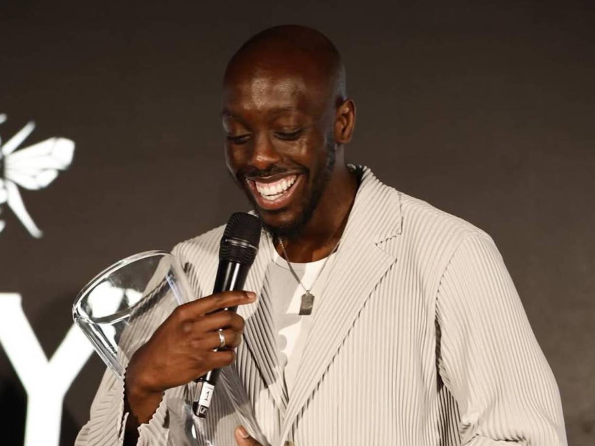 “Desde aquel momento, ha intentado hacer todo lo posible para mostrar que está bien. También intenta exhibir su habilidad en su trabajo cada día. Ahora, él y su mujer se sienten seguros en Inglaterra”, detallaron.