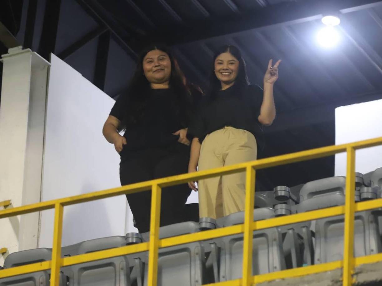 Estas dos chicas estaban en el sector de palco y posaron para el lente de Diario LA PRENSA.