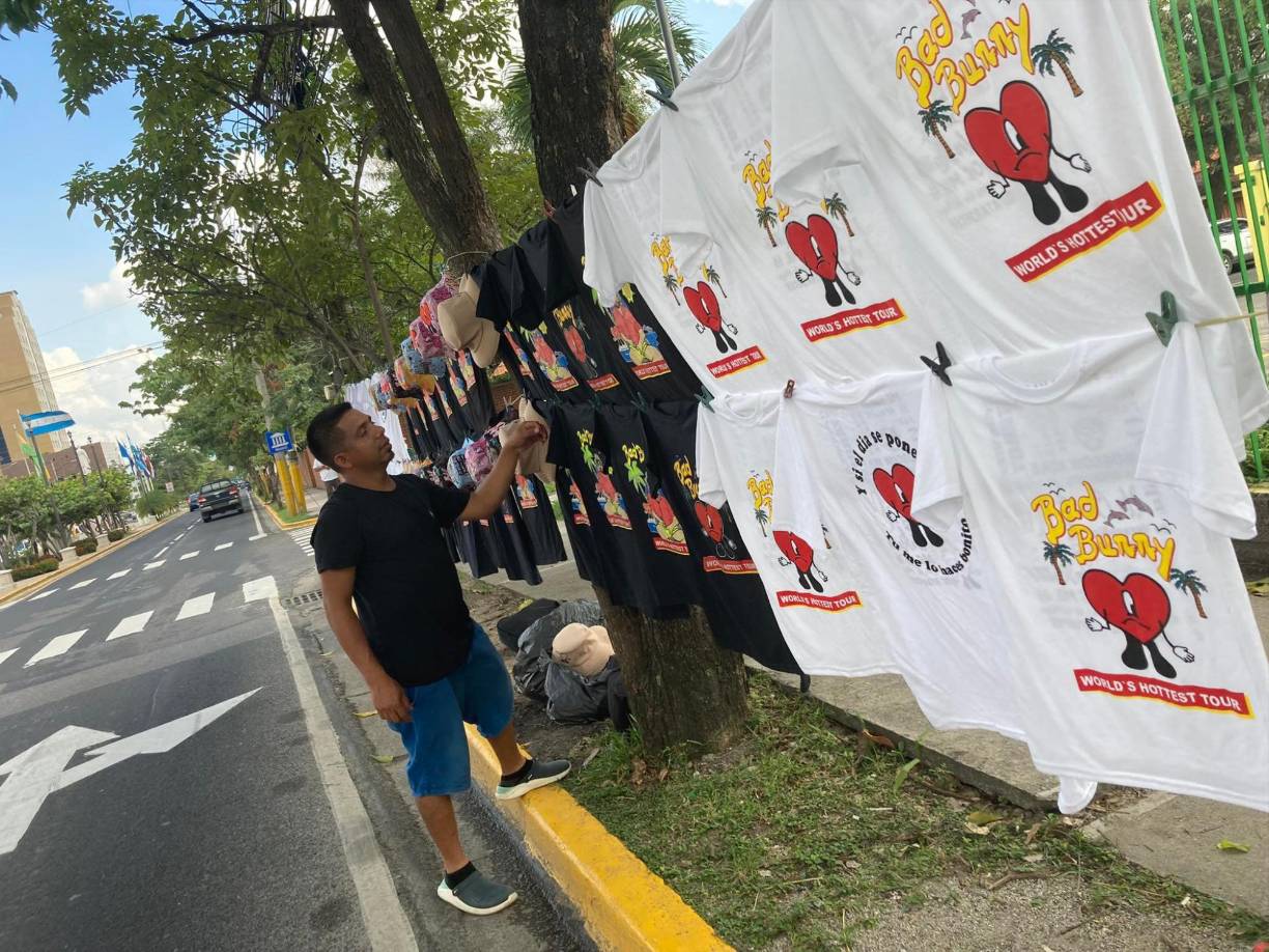 Edwin López, emprendedor, está ubicado desde hoy muy temprano frente al estadio Francisco Morazán, en la primera calle, y dijo que este martes estará en el día en esa misma ubicación, pero en la tarde se trasladara cerca del estadio Olímpico.