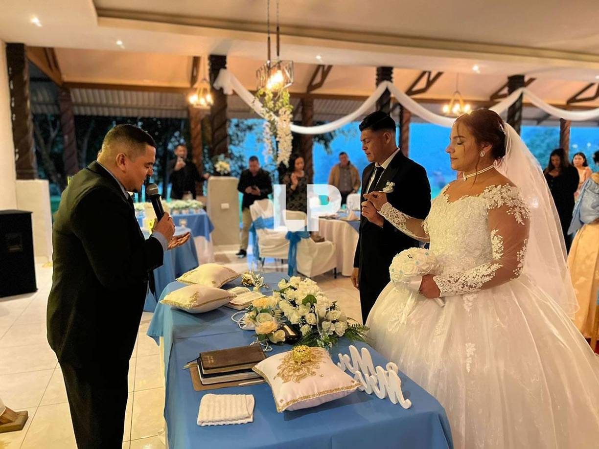 La pareja y los presentes realizaron una oración para entregar este lindo matrimonio a las manos de Dios.