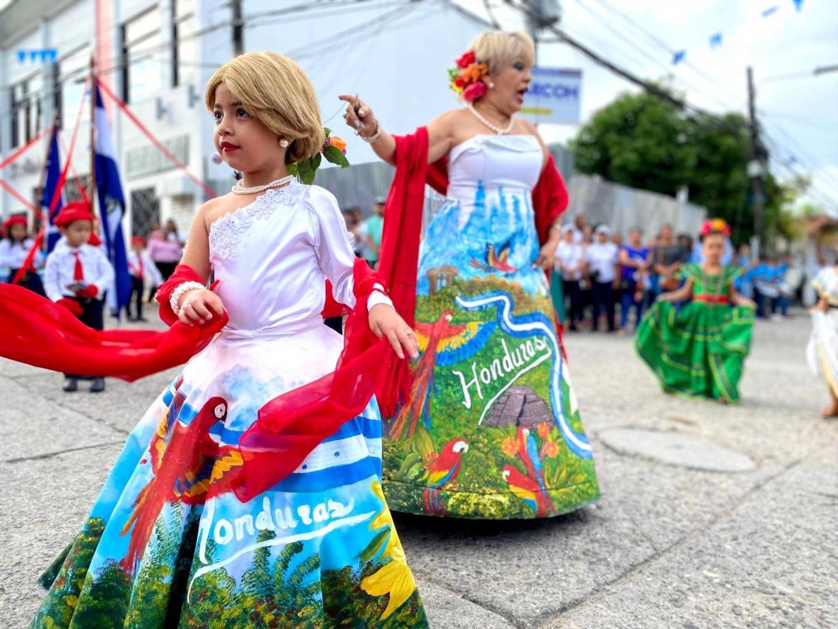 Un momento emotivo del desfile fue el tributo a la reconocida cantante nacional Celia Regalado, ícono de la música hondureña que con orgullo es originaria de Copán.