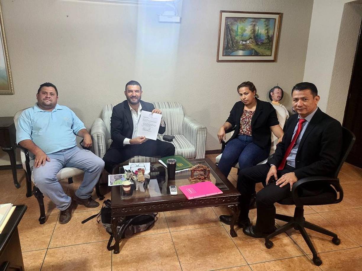 “Me dice que luche en contra del imperio, de aquellos que vienen a robar las riquezas del pueblo, y que hay que enfrentarlos, incluso a costa de la propia vida”, concluyó el diputado.