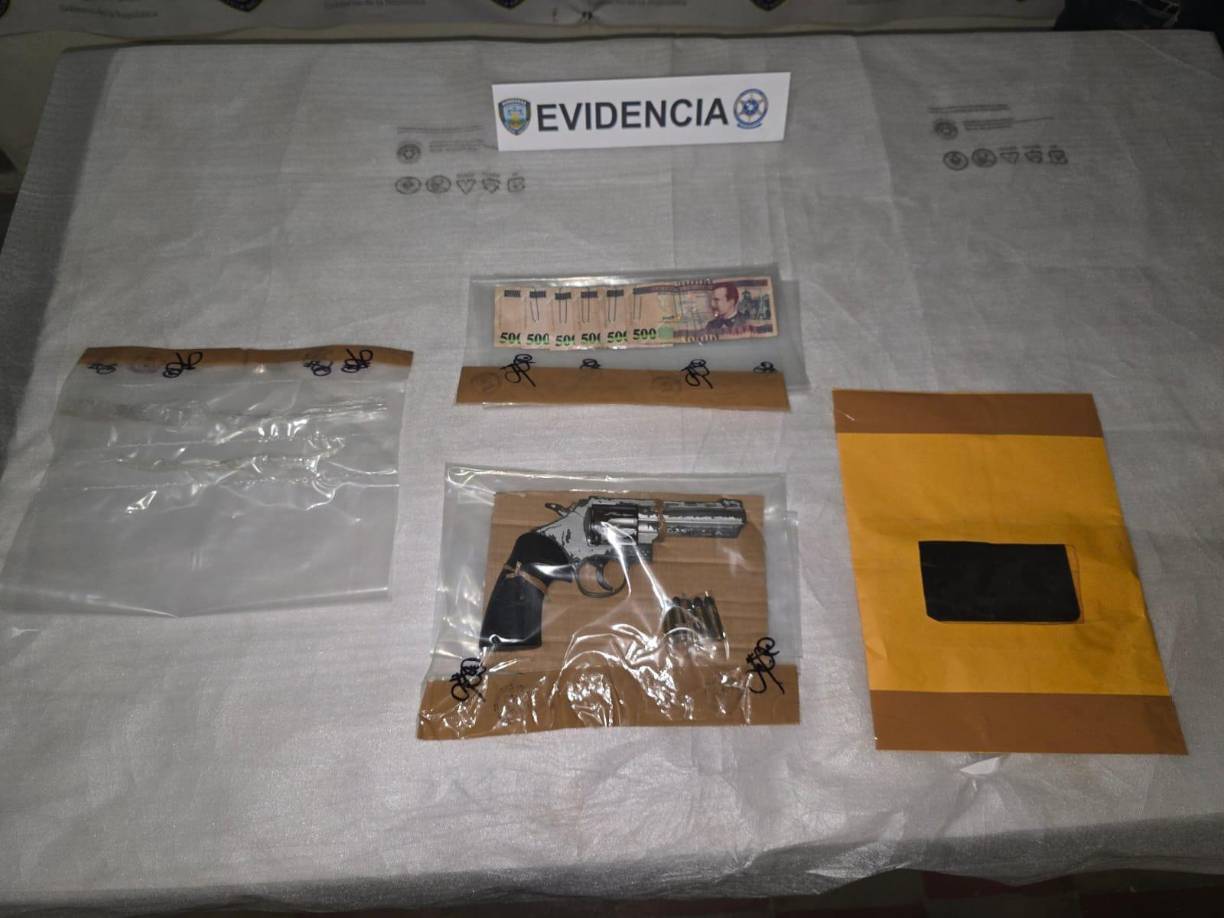 También una motocicleta color negro, L. 4,000 en billetes de diferentes denominaciones. (Robado a las víctimas).