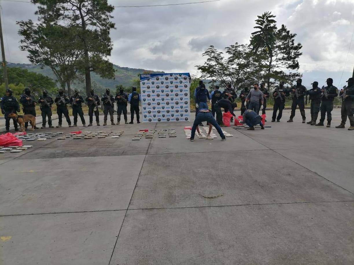 La droga se encontraba oculta en fosas clandestinas (caletas), dentro de una hacienda conocida como El Barracón.