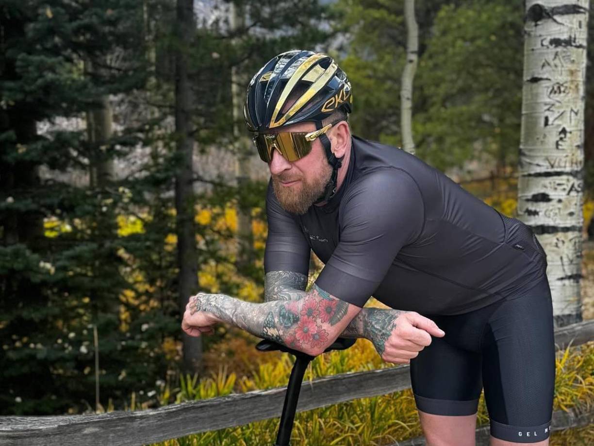 Sir Bradley Wiggins, leyenda del ciclismo, enfrenta una crisis financiera tras la quiebra de su empresa, que contrasta con su legado deportivo.