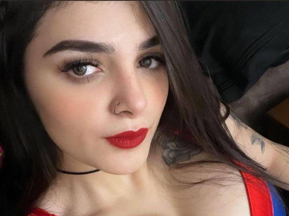 “Con ojos de color, güerito, blanquito, bonito” son las características que debe tener aquel que esté interesado en tener una relación con Karely.