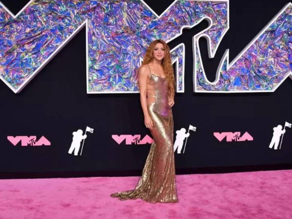 Shakira posó en la alfombra roja de los MTV VMAs 2023 con un espectacular diseño de Versace que la convirtió en una diosa dorada. La espalda abierta y cruzada por varias tiras fue el detalle más especial del diseño.