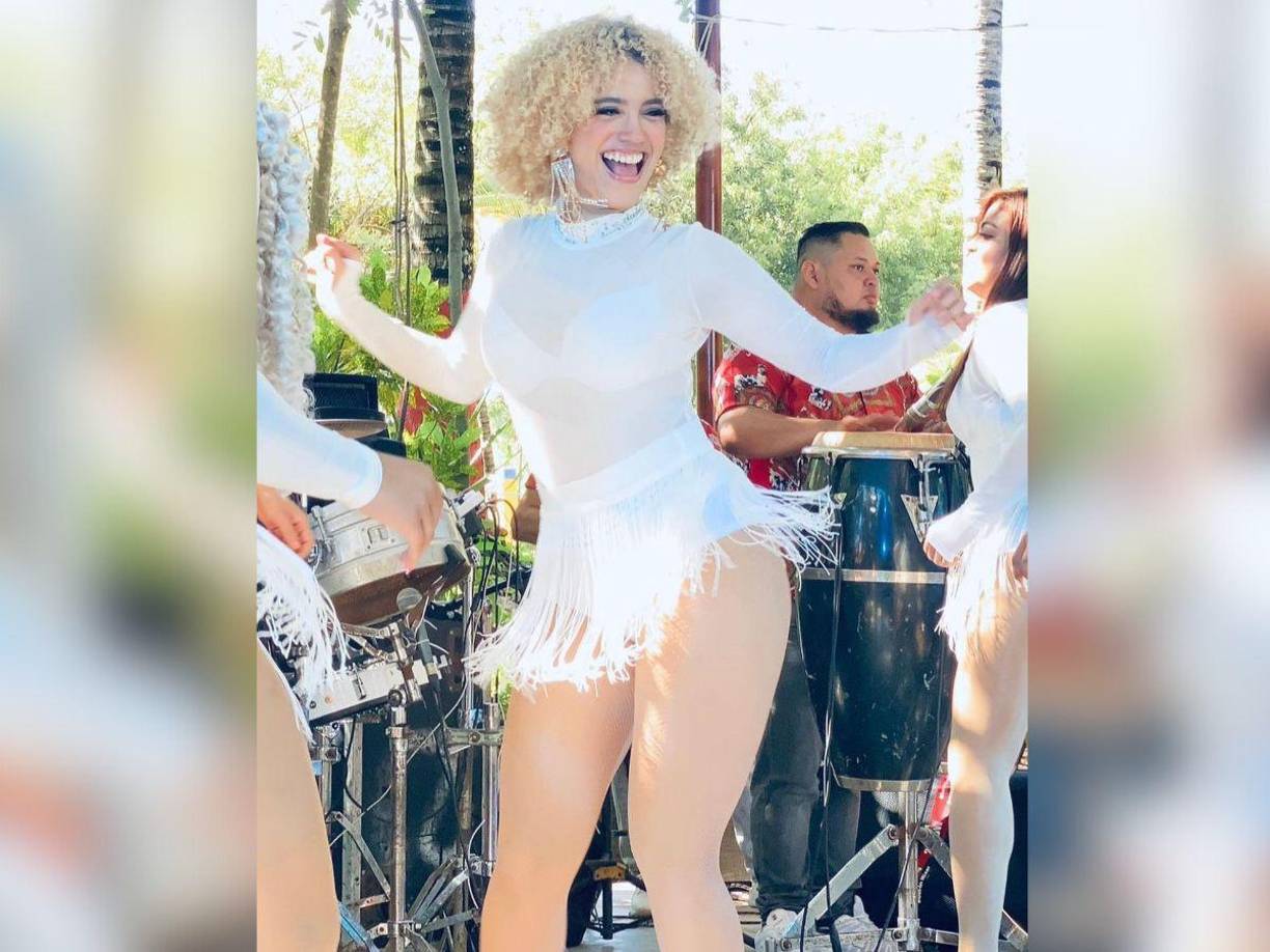 ”Mi pasión por el baile nace por mi familia, todos son músicos, mi tío Ricardo Díaz es el dueño de la Empresa Roland , mi papá tiene mucho tiempo de trabajar en Los Rolands, ahí nací y me crié, siempre me encantó bailar y mi mayor sueño era ser bailarina”, dijo Natalia a LA PRENSA. 