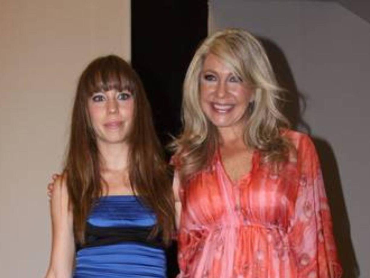 Hace aproximadamente 3 semanas, el 18 de octubre, la hermana de Thalía sufrió un primer infarto y, mientras era trasladada al hospital, sufrió un segundo infarto. Los rumores sobre el delicado estado de salud de Sodi cobraron fuerza el 21 de octubre, pues se había confirmaba que seguía hospitalizada en terapia intensiva en la Ciudad de México. Sin embargo, la familia mantuvo un riguroso hermetismo al respecto.