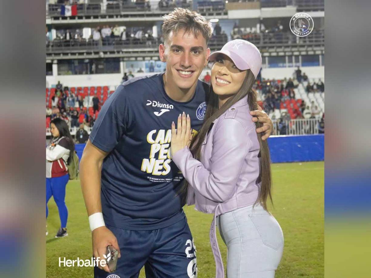 Rodrigo Auzmendi no perdió la oportunidad de celebrar con su bella novia Laura Meza, presentadora de TVC. ¡El romance quedó confirmado tras la coronación de Motagua!