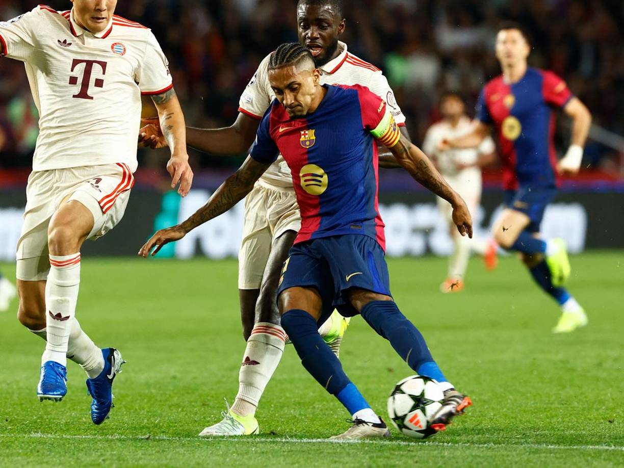 El zurdazo de Raphinha para marcar su hat-trick de la noche contra el Bayern Múnich.