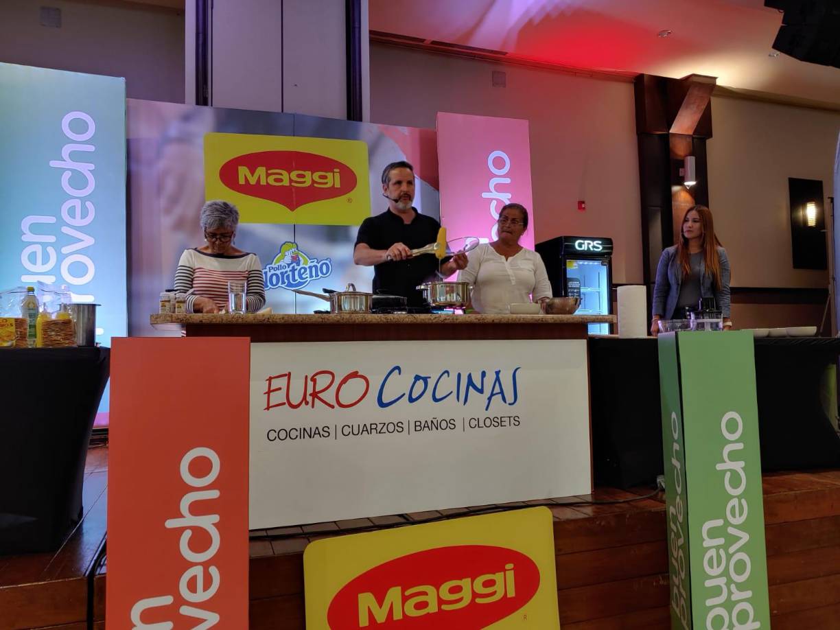 El chef invitó a estas damas a cocinar junto con él. 