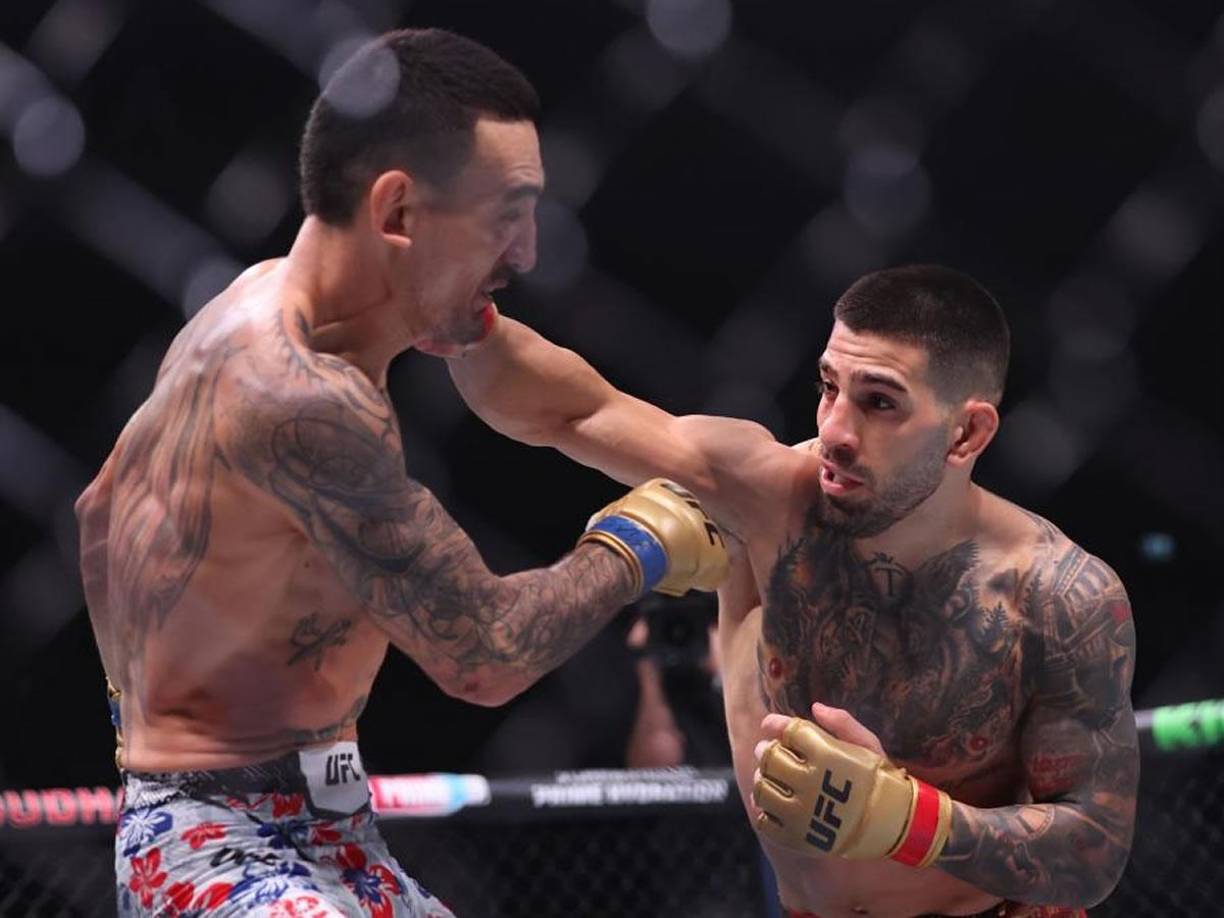 Ilia Topuria lo arrinconó contra la reja a Max Holloway y empezó a castigar. 