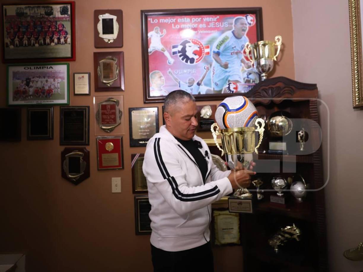 Wilmer Velásquez con una de las muchas copas logradas en su carrera como jugador del Olimpia.