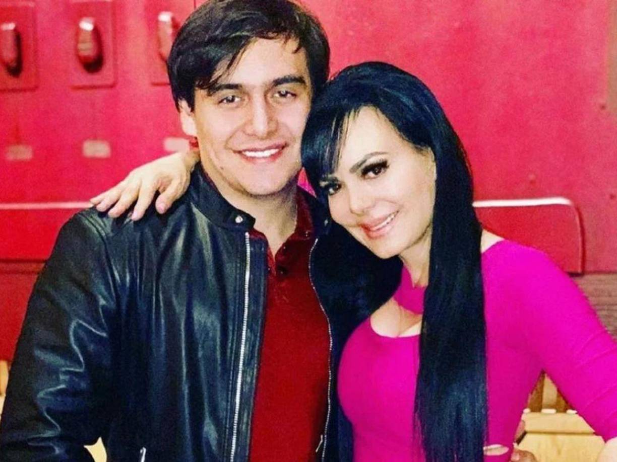 El pasado domingo 9 de abril de 2023, se confirmó la trágica muerte de Julián Figueroa. Representantes de diversos medios de comunicación, tanto de fuentes policíacas como de espectáculos, se congregaron fuera del lugar donde el joven habría fallecido unas horas antes. La noticia conmocionó a todos, generando una rápida movilización de la prensa.