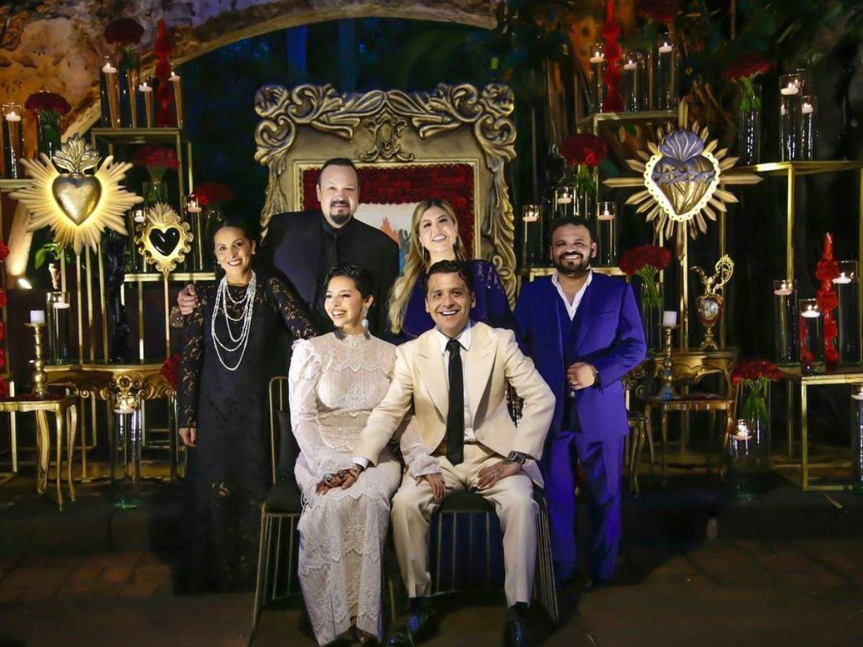 “El reto más complejo, VIVE en ustedes mismos! Así que su futuro como pareja depende 100% del trabajo que cada quien haga.....EN SI MISMO. Yo también he estado en su lugar. Y ya a toro pasado. Y después de 27años con mi esposa les digo: No hay principio sencillo. Pero. Aunque existan miedos por una decisión tan trascendental y en su caso, tan pública. Aunque estén jóvenes y en una etapa de aprendizaje en su vida”.