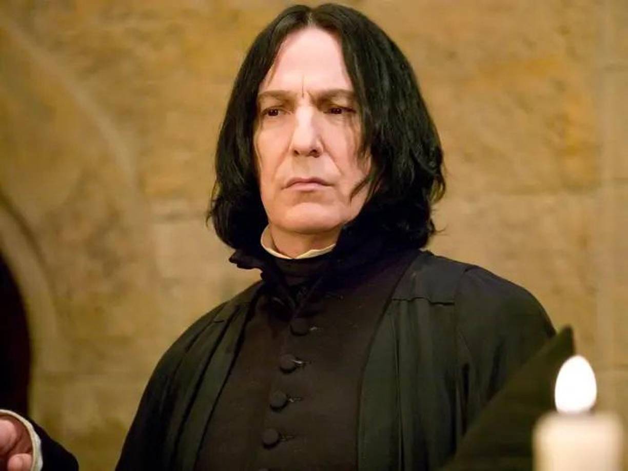 Alan Rickman interpretó al profesor de pociones, Severus Snape. También fue conocido por sus papeles en “Die Hard” (1988), “Sense and Sensibility” (1995) y “Love Actually” (2003). Rickman murió de cáncer de páncreas a la edad de 69 años en enero de 2016, poco más de un mes antes de cumplir 70 años. No hizo público su cáncer y reveló que era terminal solo a algunos de sus amigos más cercanos.