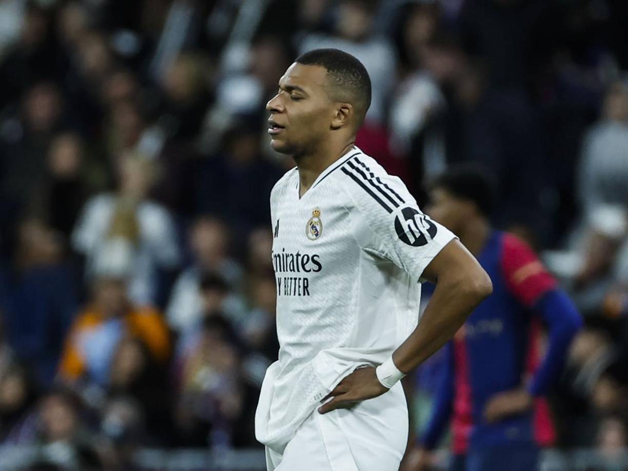 Kylian Mbappé fue víctima delos fuera de juego en el Clásico. Le anularon dos goles por posición adelantada y el Barcelona se burló.