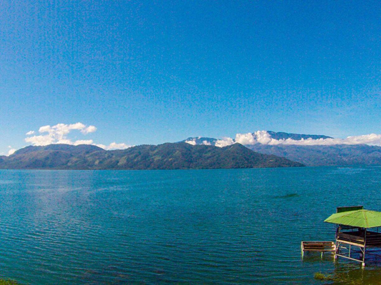 Más de 16 kilómetros de largo para este lago, rodeado de parques nacionales de una riqueza en cuanto a especies de aves única en el mundo.
