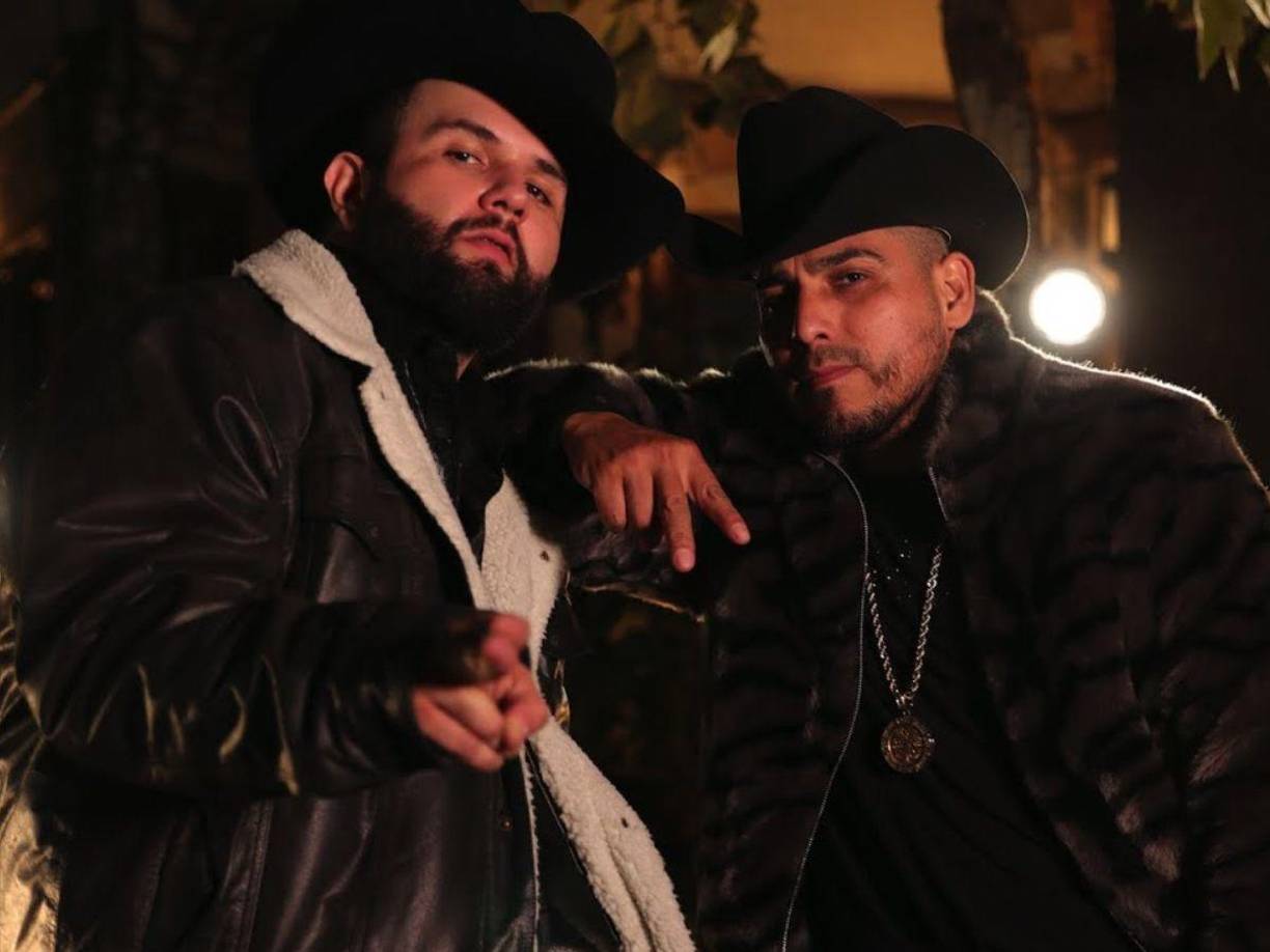 Carín León ya habló de los rumores de una supuesta relación con Espinoza Paz, negando todo vínculo amoroso con su colega, con quien se le vinculó, luego de que circularan una serie de videos de ambos, creados con Inteligencia Artificial.