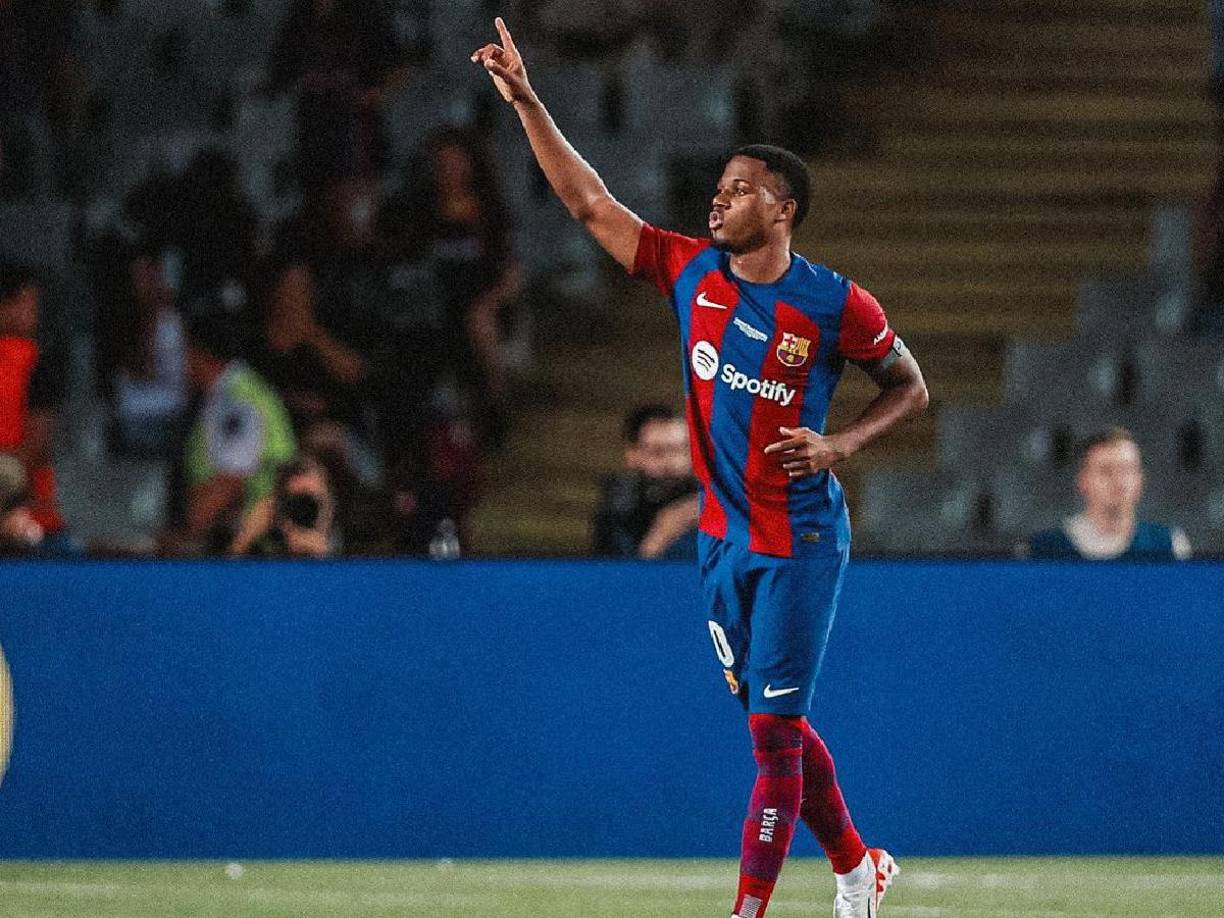 Tras estar cedido esta temporada en el Brighton, Ansu Fati volvió a Barcelona, sin embargo, según revela Sport, Deco se reunió con el delantero y le avisó que no entra en los planes del club, por lo que la entidad buscará cederlo nuevamente o esperar una oferta que ronde los 25 millones.