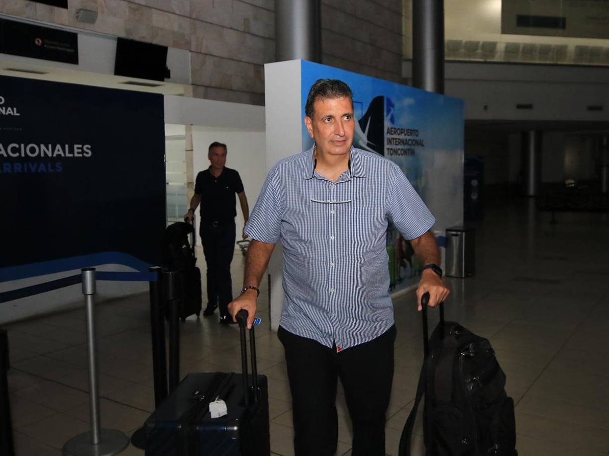 Jorge Salomón, presidente de la Fenafuth, acompañó a la selección de Honduras en Jamaica y fue de los primeros en aparecer tras llegar a Tegucigalpa.