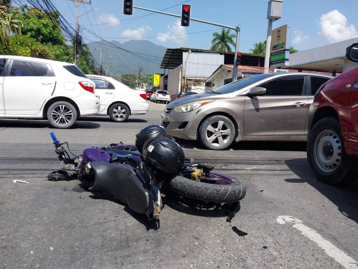 El accidente se produjo esta mañana en el semáforo de intersección de la 7 calle y tercera avenida del barrio Guamilito. 