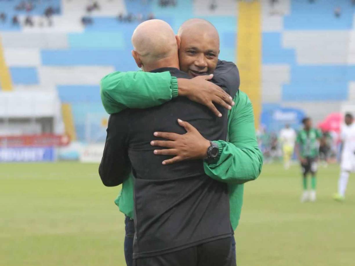 El saludo del entrenador uruguayo Eduardo Espinel con su compatriota Silvio Fernández, técnico del Juticalpa FC.