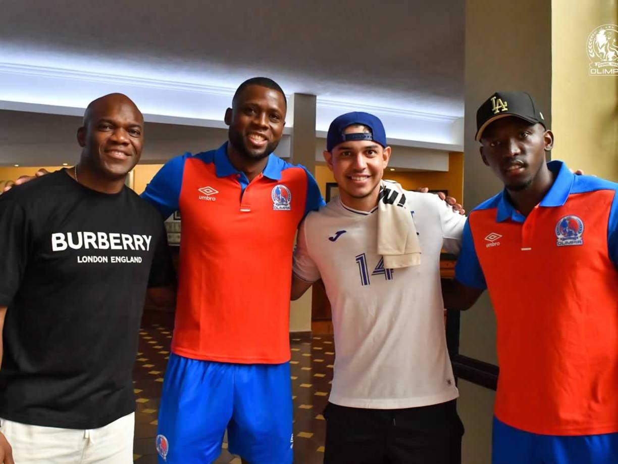 David Suazo y Mauricio Dubón compartieron con algunos futbolistas del Olimpia como Yustin Arboleda y Alberth Elis. No dejaron pasar la oportunidad para fotografiarse.