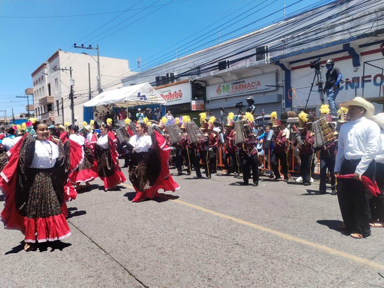 Grupo de danza baila al ritmo de la banda de guerra del instituto La Ceiba. 