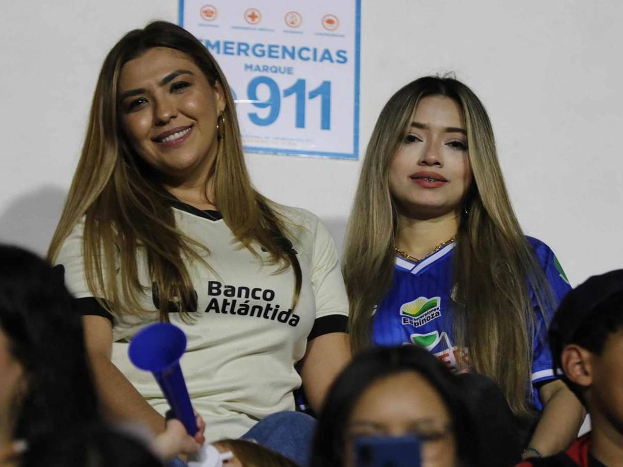 La hermosa Yarely Espinal, esposa del delantero Jerry Bengtson, fue otra de las hermosas chicas que cautivó en las graderías del estadio Nacional Chelato Uclés.