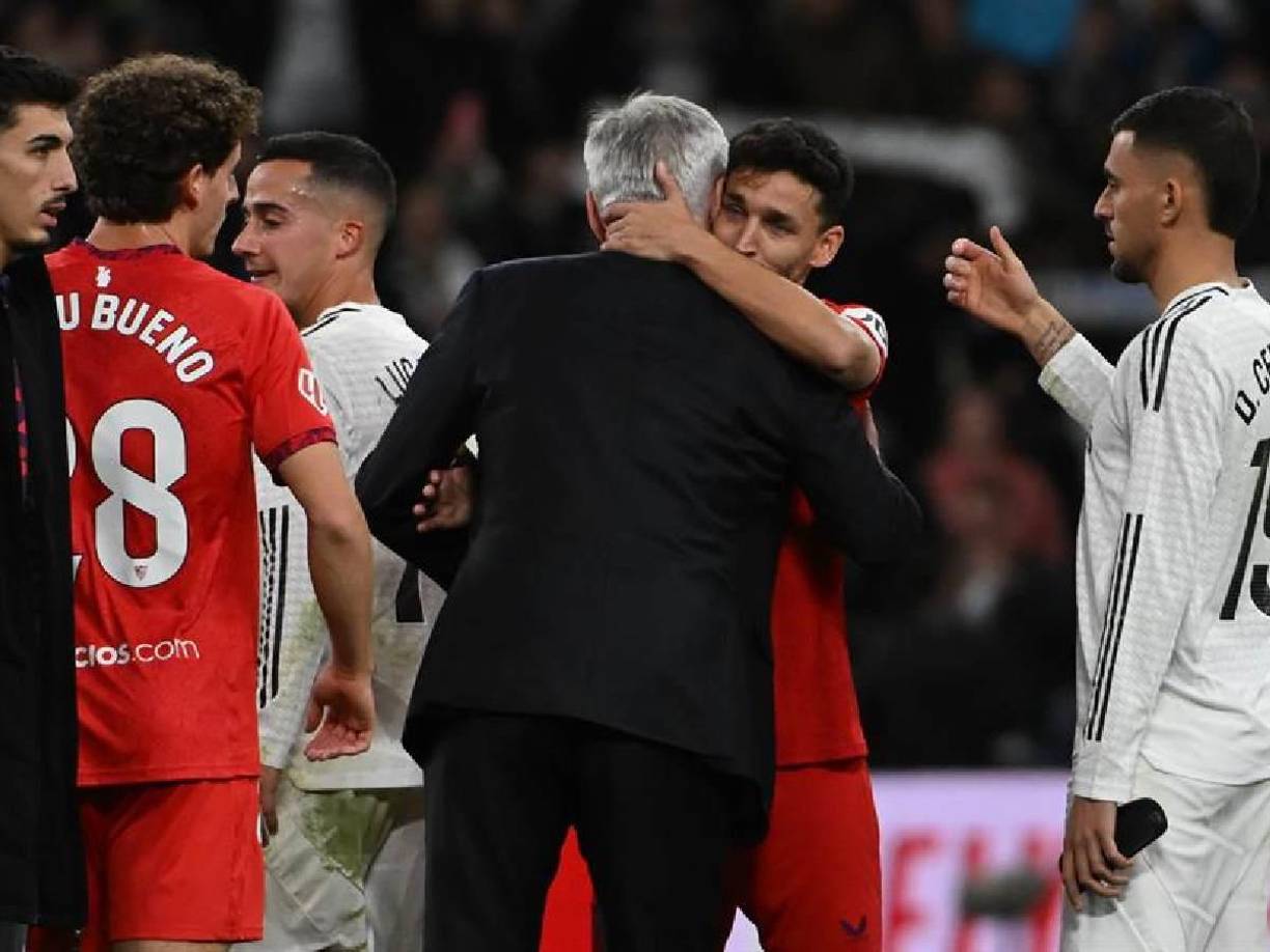 Los jugadores, Ancelotti y compañeros fueron a abrazarlo tras el final del partido que culminó con 4-2 a favor del Real Madrid.