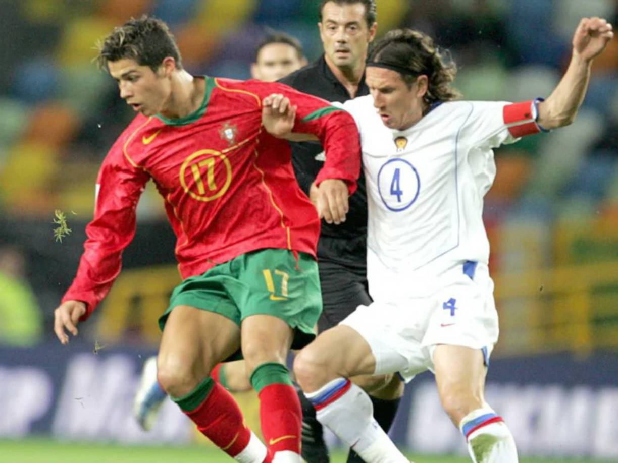 Bugáyev representó a su selección de Rusia en siete ocasiones, estando dentro de la convocatoria para la Eurocopa de Portugal de 2004.