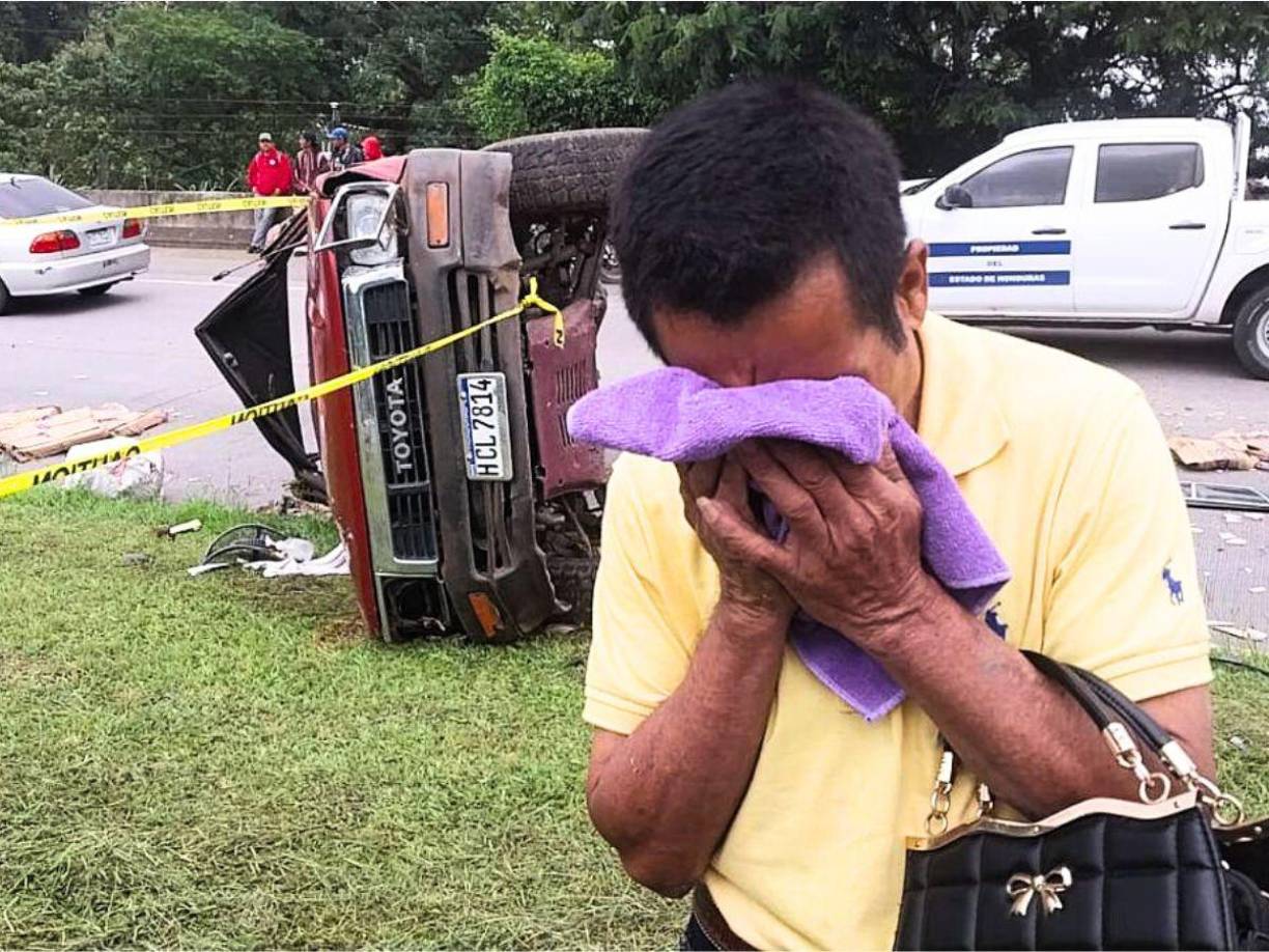 Escombros de cerámica y otros materiales, un pick-up volcado y las lágrimas de un hombre que perdió a su esposa marcaron una escena de silencio este jueves en la carretera CA-5 a la altura de la aldea San Matías. 