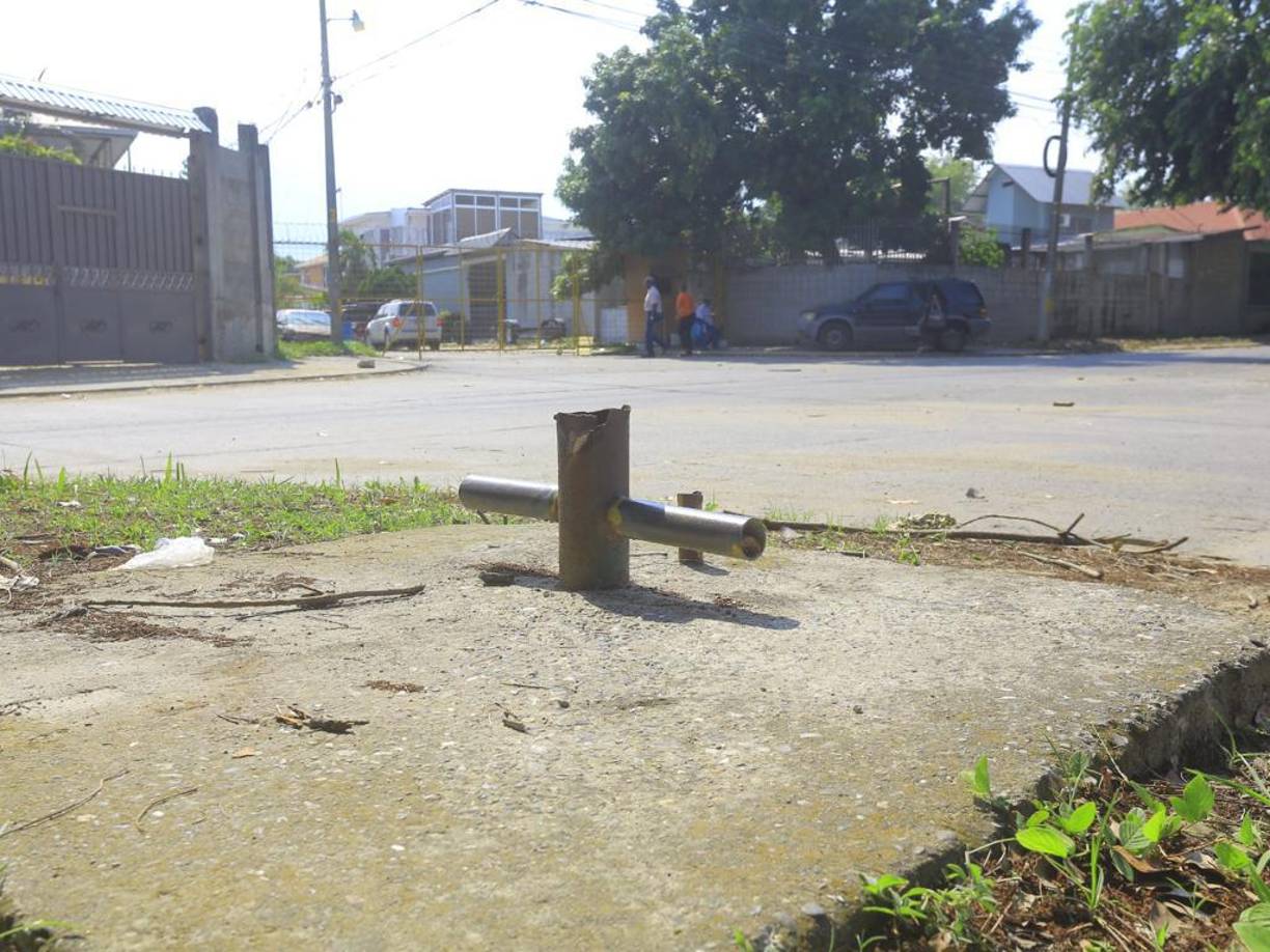 Los pedazos de hierro fueron retirados por malhechores.