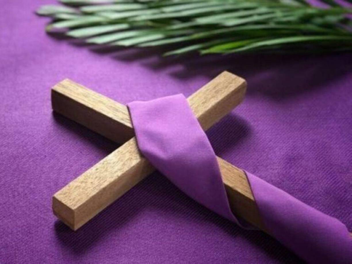 La ceniza se obtiene de las hojas de palma quemadas durante la celebración del Domingo de Ramos (primer día de Semana Santa) del año anterior.