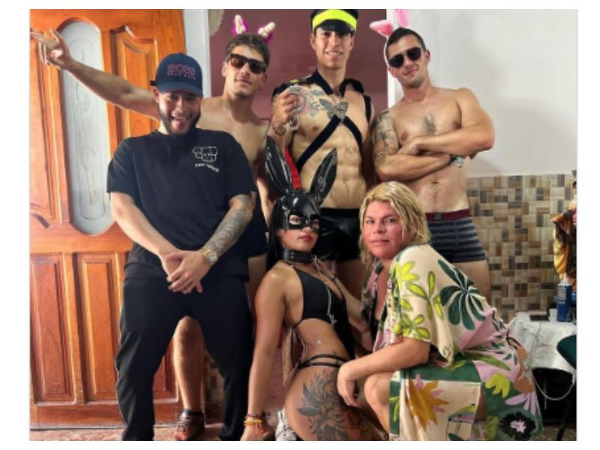 “Hoy hice una fiesta erótica de adultos mayores, y me llevé el susto más grande de mi vida porque no esperaba que pasara lo que pasó. Yo solo quería darles un poco de diversión”, comentó Nidia en su cuenta de Instagram.