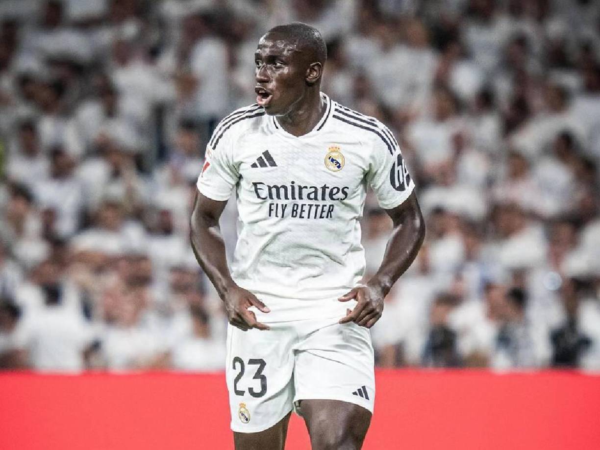 Defensas: Por la banda izquierda, Ferland Mendy es el elegido por Carlo Ancelotti.