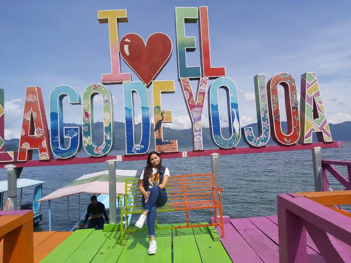 Karol Vane Canales en su estadía en uno de los muelles.