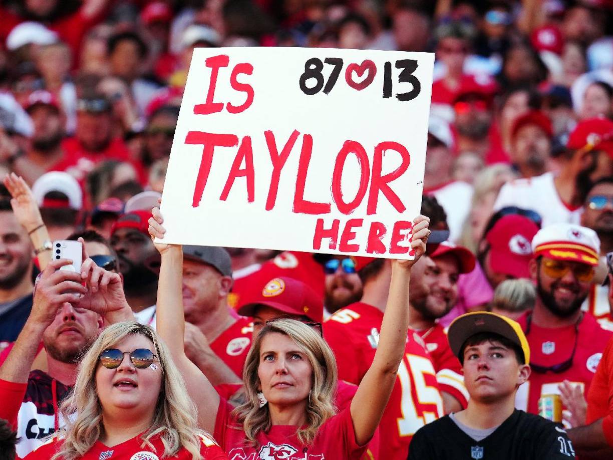 Su presencia causó revuelo con los aficionados presentes y en las redes sociales por parte de sus seguidores.