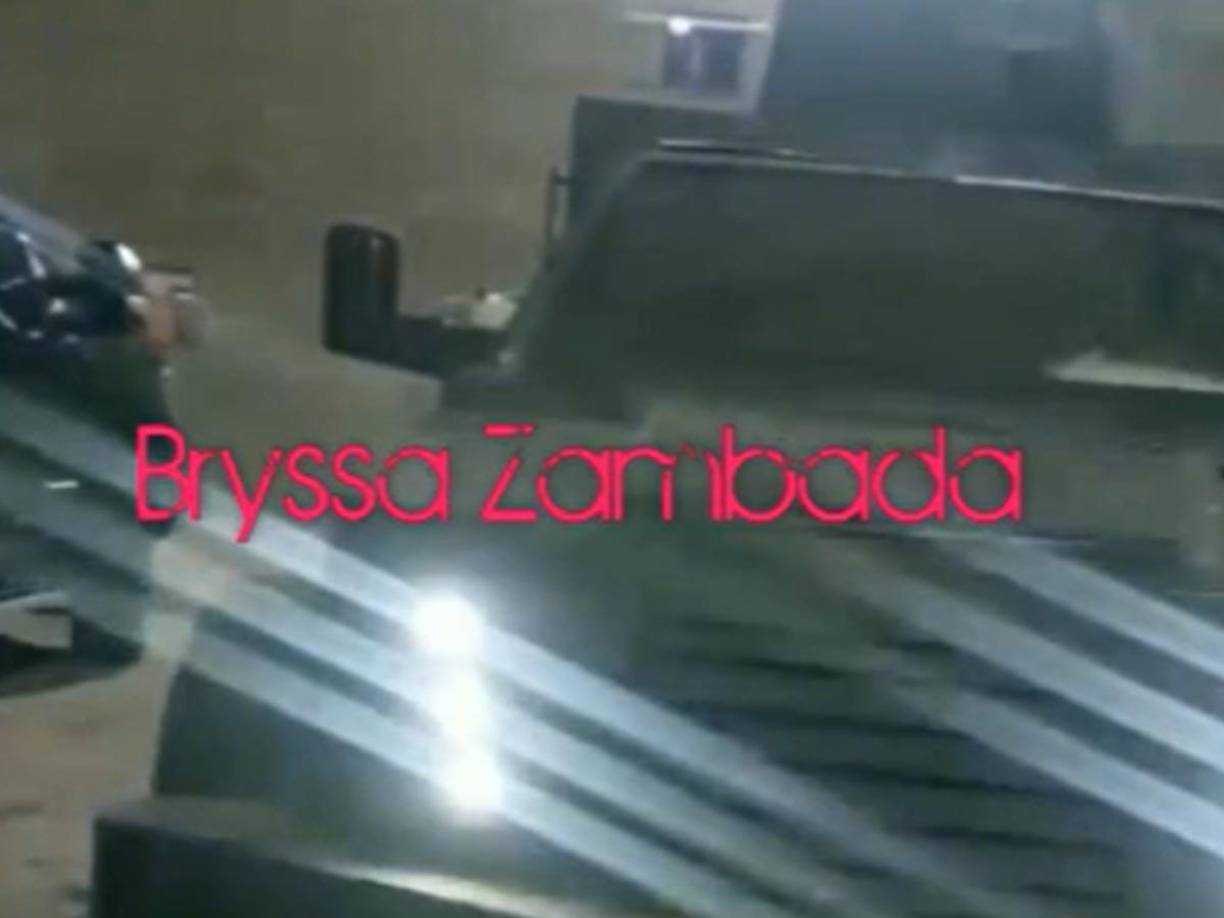 Bryssa Zambada mostró uno de los vehículos blindados y modificados en los que viajan en las operaciones.