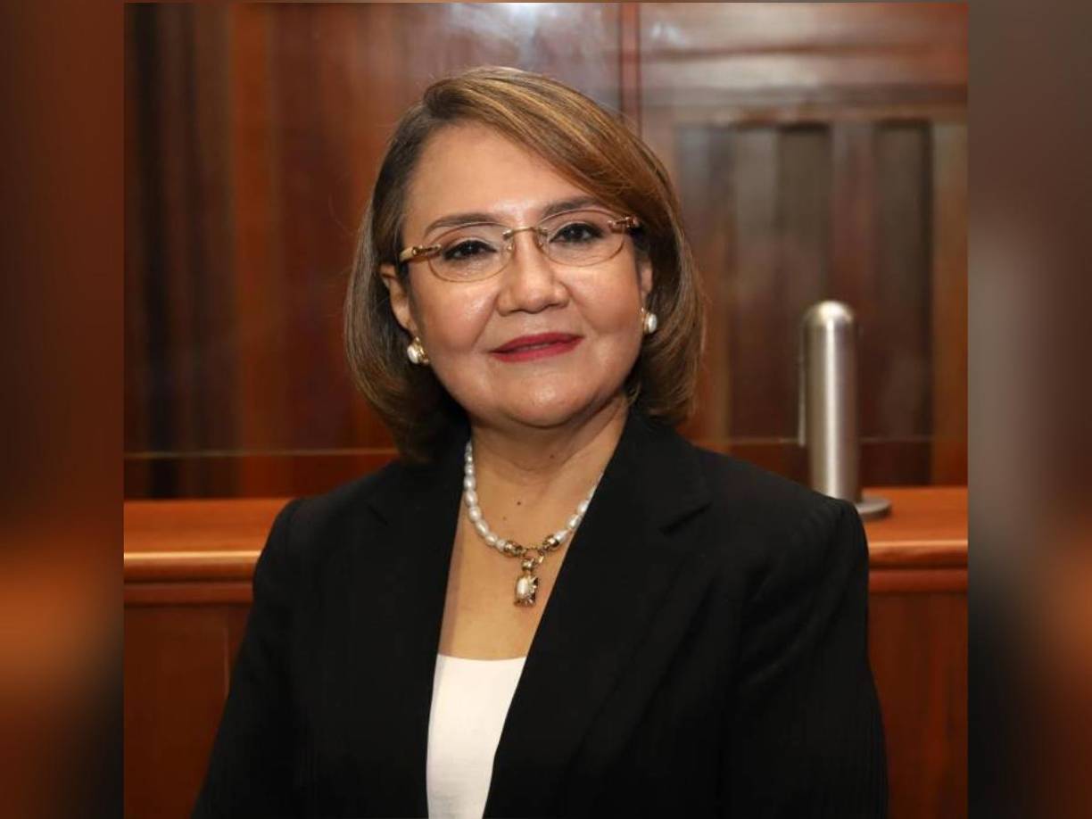 El partido Salvador de Honduras propuso hoy, a través de sus diputados, una nómina de aspirantes a la Corte Suprema de Justicia entre los que destaca a Ana Alejandrina Pineda Hernández, la aspirante con mejor puntaje obtenido en las pruebas (93.22) y a quien propone como presidenta de la Corte. 