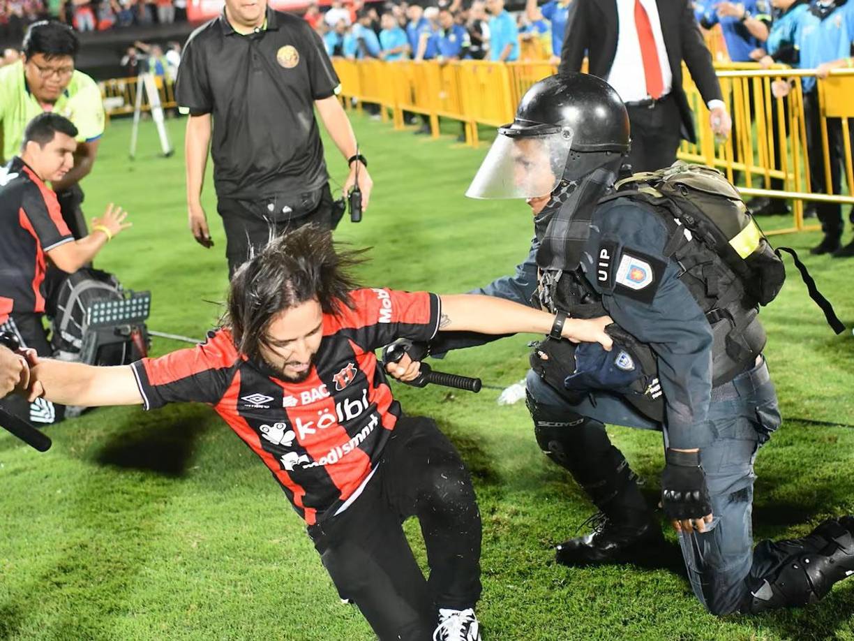 Elementos de la Fuerza Pública de Costa Rica detuvieron a aficionados del Alajuelense que ingresaron al campo del estadio Alejandro Morera Soto.