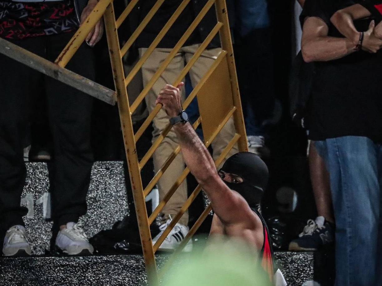 Aficionados radicales del Alajuelense causaron destrucción en el estadio Alejandro Morera Soto.