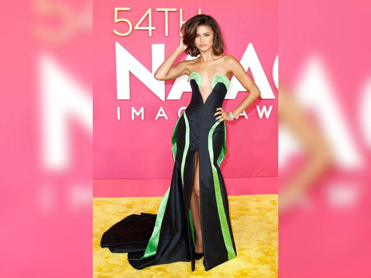 La abertura en el muslo del vestido dejaba ver los zapatos negros de charol, además, la actriz lo complementó con joyas de Bulgari con incrustaciones de cristal en la muñeca y los dedos.