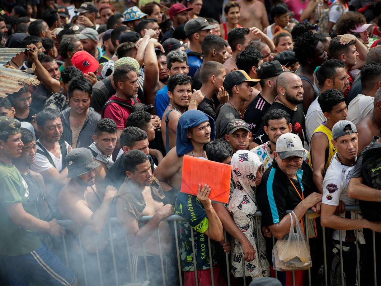 Panamá no da abasto. Se siente sobrepasado por la llegada diaria de miles de migrantes en situación irregular a través de la selva del Darién, que hace de frontera natural con Colombia, en su camino hacia Estados Unidos. Las colas se eternizan, para el registro de llegada, para el transporte.