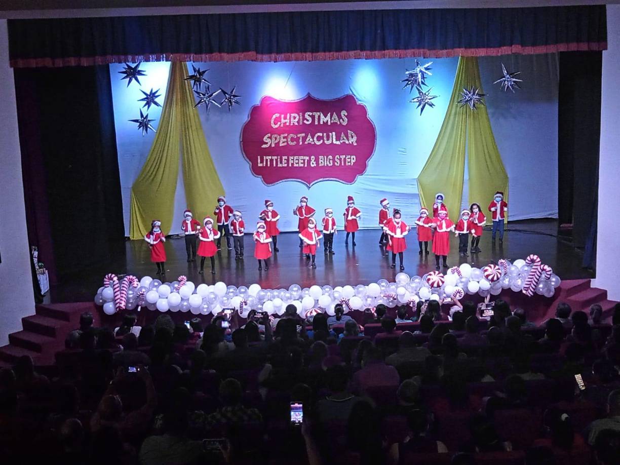 El señor y la señora Claus fueron representados por los estudiantes de segundo grado.